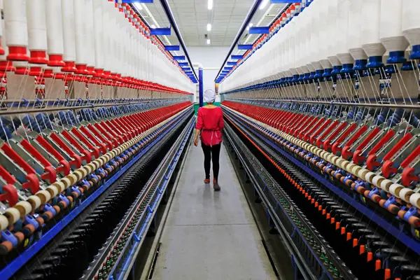 Tangshan City - 4 Ocak 2018: işçiler Çin 'in Hebei kentinde, Tangshan şehrinde döngü hattında meşguller.