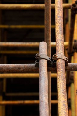 İnşaatta çelik boru iskelesi var.