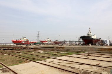 Gemi tamir altında, fotoğrafa yakın.