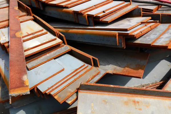 Çelik plaka üst üste yığılmış, fotoğrafa yakın.