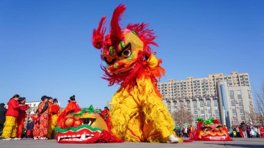 Luannan County, Çin - 13 Şubat 2025: İnsanlar geleneksel Çin festivalini kutlamak için meydanda aslan dansı yapıyorlar - Fener Festivali.