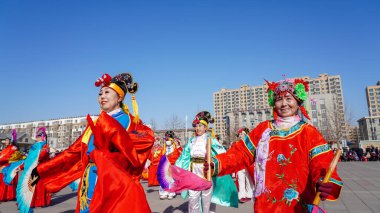 Luannan County, Çin - 13 Şubat 2025: İnsanlar geleneksel Çin Yeni Yılı 'nı kutlamak için Yanko dansı yapıyorlar.