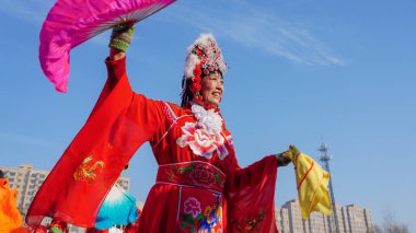 Luannan County, Çin - 14 Şubat 2025: Geleneksel Çin Festivali - Bahar Festivali 'ni kutlamak için insanlar meydanda Yanko gösterisi yapıyor.