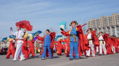 Luannan County, Çin - 14 Şubat 2025: Geleneksel Çin Festivali - Bahar Festivali 'ni kutlamak için insanlar meydanda Yanko gösterisi yapıyor.