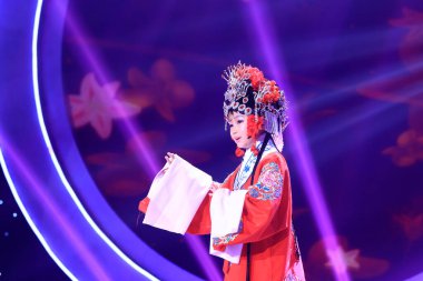 LUANNAN COUNTY - 3 Ocak 2014, Luannan Eyaleti, Hebei Eyaleti, Çin 'de ChengZhaoCai büyük tiyatrosunda, sahnede PingJu yapan küçük kız