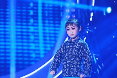 LUANNAN COUNTY - 4 JANUARY: kız sahnede PingJu söylüyor, ChengZhaoCai büyük tiyatrosunda, 4 Ocak 2014, Luannan ilçesi, Hebei eyaleti, Çin.