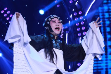 LUANNAN COUNTY - 6 Ocak 2014, Luannan Bölgesi, Hebei Bölgesi, Çin Sahnesinde, ChengZhaoCai büyük tiyatrosunda, PingJu Qin Xianglian görüntüsü