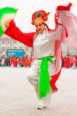 LUANNAN COUNTY - 8 Şubat 2014, Luannan County, Hebei Eyaleti, Çin 'de insanlar renkli kıyafetler giyip, sokaklarda Yanko dansı yapıyorlar.