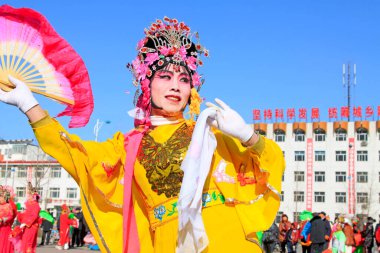 LUANNAN COUNTY - 9 Şubat 2014, Luannan County, Hebei Eyaleti, Çin 'de insanlar renkli kıyafetler giyip, sokaklarda Yanko dansı yapıyorlar.