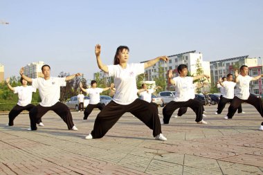 LUANNAN COUNTY - 14 Haziran 2014 'te bir grup insan Çin' in Hebei eyaletindeki LuanNan ilçesinde, meydandaki spor salonunda Tai chi chuan yapıyorlardı.
