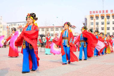 LUANNAN COUNTY - 26 Şubat 2015 'te geleneksel Çin tarzı Yanko dans gösterileri, Luannan County, Hebei Eyaleti, Çin