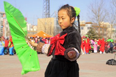 LUANNAN COUNTY - 4 Mart 2015 'te geleneksel Çin usulü Yanko dans gösterileri, Çin' in Hebei eyaletinin Luannan ilçesi,