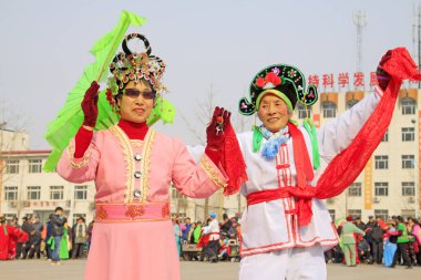 6 Mart 2015 'te, Luannan County, Hebei, Çin' de geleneksel Çin usulü Yanko dans gösterileri