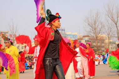 6 Mart 2015 'te, Luannan County, Hebei, Çin' de geleneksel Çin usulü Yanko dans gösterileri