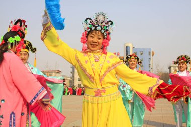 6 Mart 2015 'te, Luannan County, Hebei, Çin' de geleneksel Çin usulü Yanko dans gösterileri