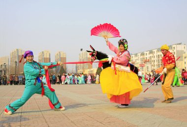 6 Mart 2015 'te, Luannan County, Hebei, Çin' de geleneksel Çin usulü Yanko dans gösterileri