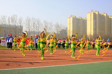 LUANNAN COUNTY - 14 Nisan 2015 'teki spor toplantısında grup jimnastik performansı, Luannan County, Hebei Eyaleti, Çin