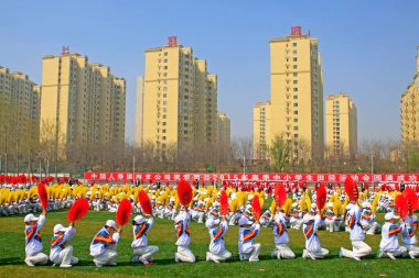 LUANNAN COUNTY - 14 Nisan 2015 'teki spor toplantısında grup jimnastik performansı, Luannan County, Hebei Eyaleti, Çin