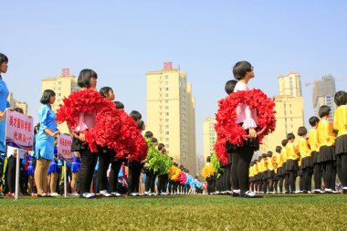 LUANNAN COUNTY - 14 Nisan 2015 'teki spor toplantısında grup jimnastik performansı, Luannan County, Hebei Eyaleti, Çin