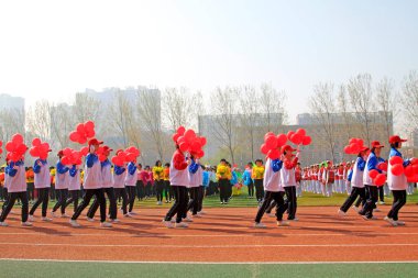 LUANNAN COUNTY - 14 Nisan 2015 'teki spor toplantısında grup jimnastik performansı, Luannan County, Hebei Eyaleti, Çin