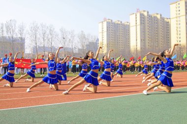 LUANNAN COUNTY - 14 Nisan 2015 'teki spor toplantısında grup jimnastik performansı, Luannan County, Hebei Eyaleti, Çin