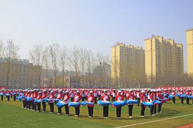 LUANNAN COUNTY - 14 Nisan 2015 'teki spor toplantısında grup jimnastik performansı, Luannan County, Hebei Eyaleti, Çin