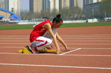 LUANNAN COUNTY - 14 Nisan: Kısa mesafe koşucusu başlamaya hazır, 14 Nisan 2015, Luannan County, Hebei Eyaleti, Çin