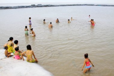 Luannan - 31 Temmuz 2015: Çamurlu gelgit düzlüklerinde banyo yapan ziyaretçiler, 31 Temmuz 2015, Luannan County, Hebei, Çin