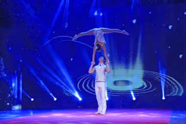 Luannan County - 3 Şubat 2015: Çin akrobatik gösterisi, Luannan County, Hebei, Çin, 3 Şubat 2015