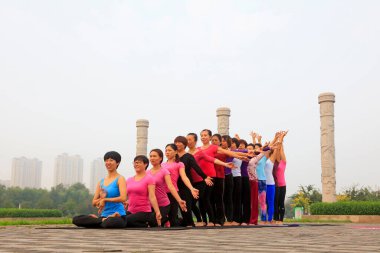 Tangshan City - 4 Eylül 2016 'da parkta yoga egzersizi yapan kadınlar, Tangshan City, Çin.