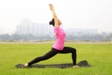 Tangshan City - 4 Eylül 2016 'da parkta yoga egzersizi yapan kadınlar, Tangshan City, Çin.