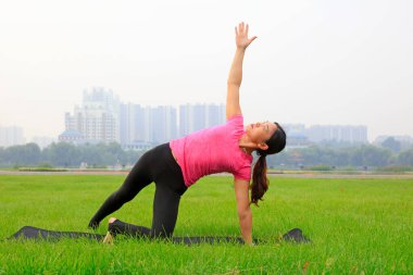 Tangshan City - 4 Eylül 2016 'da parkta yoga egzersizi yapan kadınlar, Tangshan City, Çin.