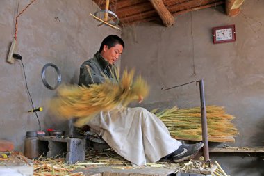 Luannan County - 25 Ekim 2016: İşçiler süpürge işliyor, Luannan County, Hebei Eyaleti, Çin