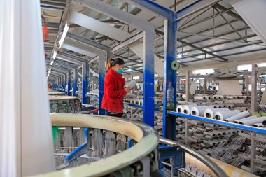Tangshan City - 1 Kasım 2016: Çelik kürek üretim hattında işçiler, Tangshan City, Hebei, Çin