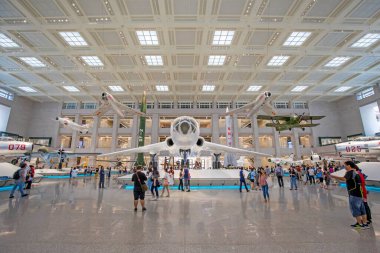 Pekin - 28 Haziran 2019: Sergi salonunda savaşçılar ve füzeler, Çin Halk Devrimci Askeri Müzesi, Pekin, Çin