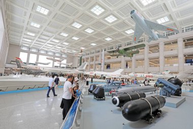 Pekin - 28 Haziran 2019: Sergi salonunda savaşçılar ve füzeler, Çin Halk Devrimci Askeri Müzesi, Pekin, Çin