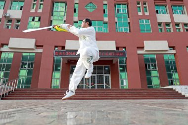 Luannan County, Çin - 31 Ağustos 2019: Tai Chi Bıçak Egzersizi, Luannan County, Hebei Eyaleti, Çin