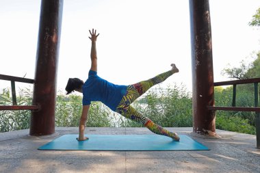 Bayanlar parklarda yoga yapıyor, Luannan County, Hebei Eyaleti, Çin