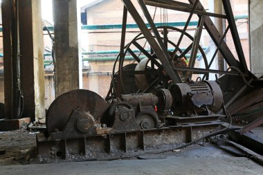 Bir fabrikada terk edilmiş mekanik ekipman, fotoğrafa yakın çekim.