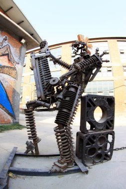 TANGSHAN - 2 Ocak 2014 'te, Çin' in Hebei eyaletinde, Tangshan şehrinde, Kailuan Ulusal Maden Parkı 'nda metal grup karakteri heykeli.