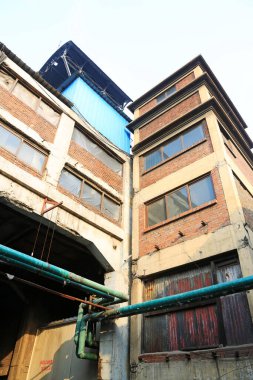 Borunun dışındaki harap olmuş binalar, fotoğrafa yakın çekim.