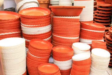 Plastik saksılar pazarda, fotoğraflara yakın.