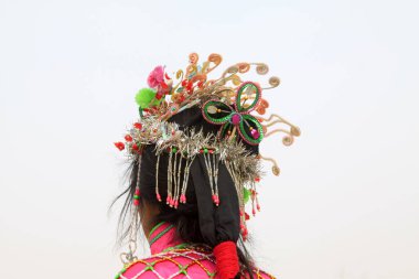 Çin Yeni Yılı 'nda Yanko' da kadınların baş nişanı, Luannan County, Hebei Eyaleti, Çin