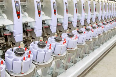 Dönen bir atölyede makine ve ekipman, fotoğrafa yakın çekim