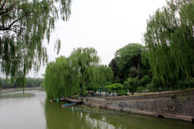23 Mayıs 2014 'te Beihai Park' taki Qionghua adası sahili Pekin, Chin