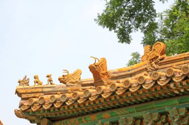Saçaklardaki hayvan heykelleri, geleneksel Çin mimari tarzı, fotoğrafların yakın çekimi.