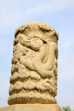 Geleneksel Çin tarzı beyaz mermer heykel ejderhası, fotoğrafa yakın çekim.