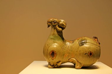 ÇİN - EASTERN JIN DYNASTY (MS 317-420): Koyun şekilli Celadon Candle Holder, Doğu Jin Hanedanı (MS 317-420), Çin Ulusal Müzesi, Pekin, Çin. 