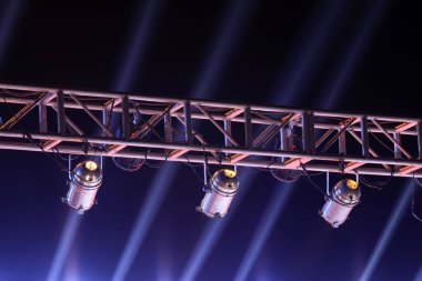 Karanlıkta metal çerçevede sahne ışığı