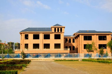LUANNAN COUNTY - 27 Eylül: Bitmemiş binalar ve güzel bahçe, 27 Eylül 2014, Luannan County, Hebei Eyaleti, Çin